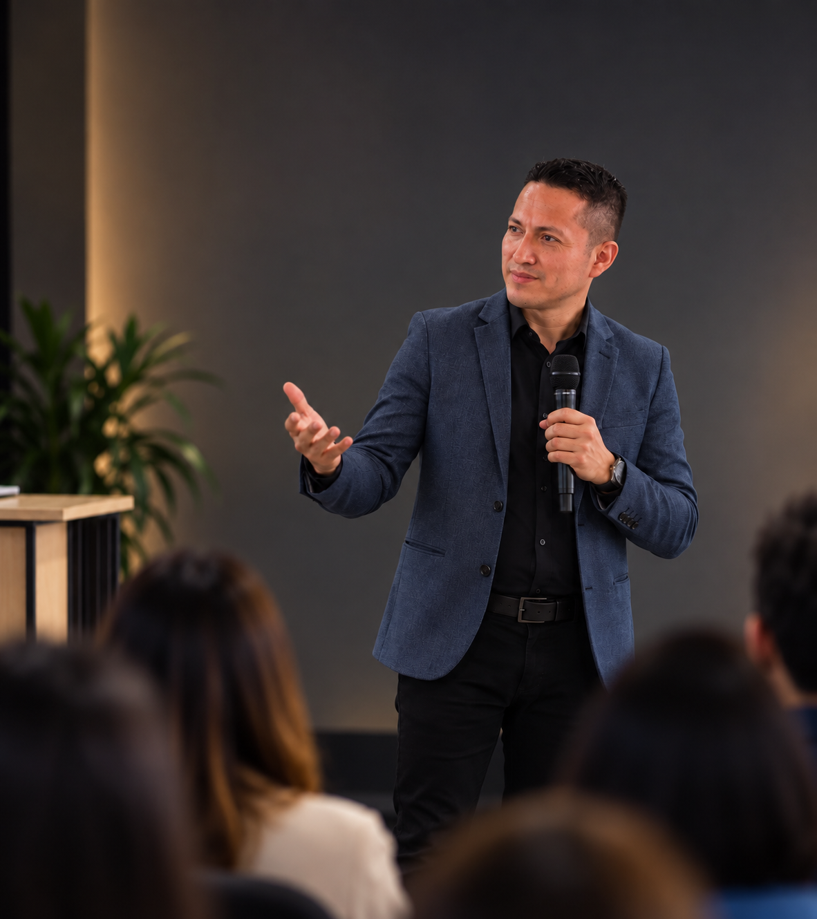 Jusseff Sulca compartiendo con emprendedores durante una presentación
